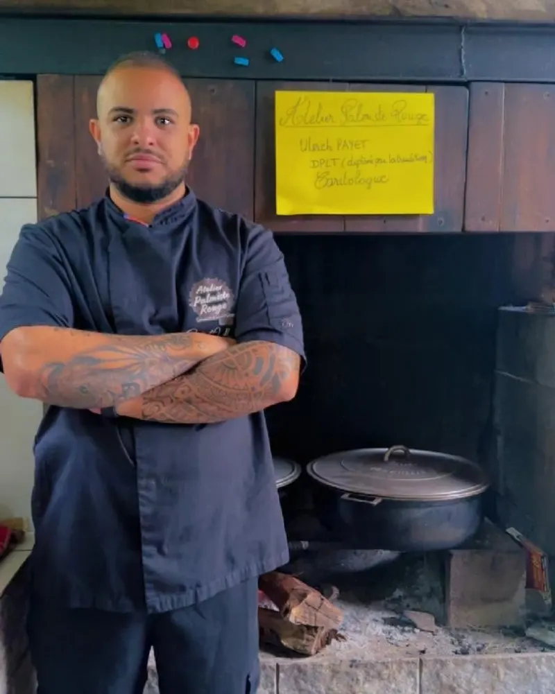 Ulrich Payet, bras croisés devant ses marmites au feu de bois